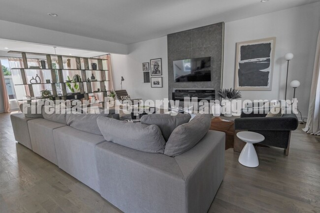 Building Photo - Fully Furnished 5 Bed, 3.5 Bath Located In...