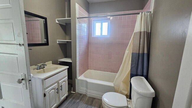 Building Photo - Charming house in Dinuba