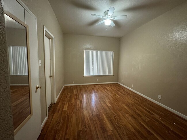 Building Photo - 4 Bedroom With Fenced Yard and Off-Street Parking Near UT