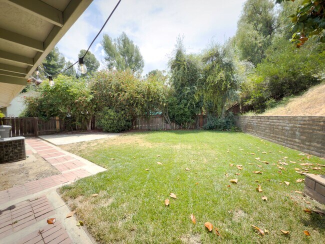 Building Photo - 3 Bedroom/2 Bathroom Private Home with Lar...