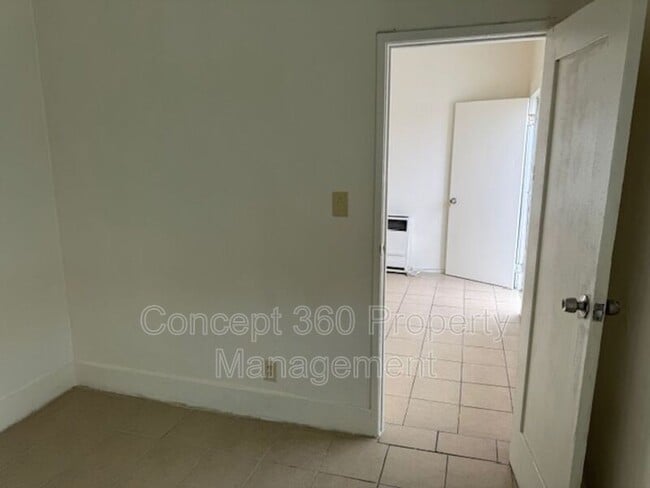 Building Photo - 758 Cerritos Ave
