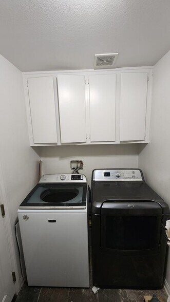 Building Photo - 4009 Stable Dr