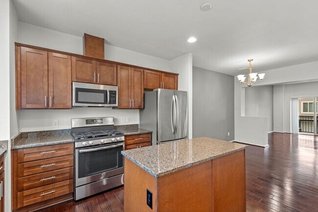 Building Photo - Spaciously Modern Tri Level Townhome for Rent in North Everett