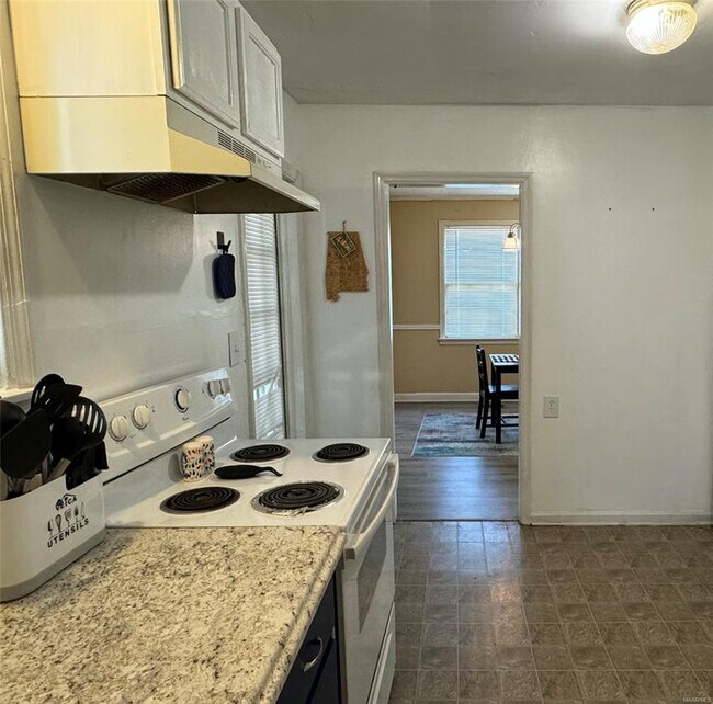 Building Photo - 2331 Woodlawn St