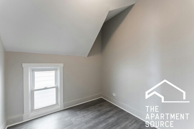 Building Photo - 2834 W Dickens Ave