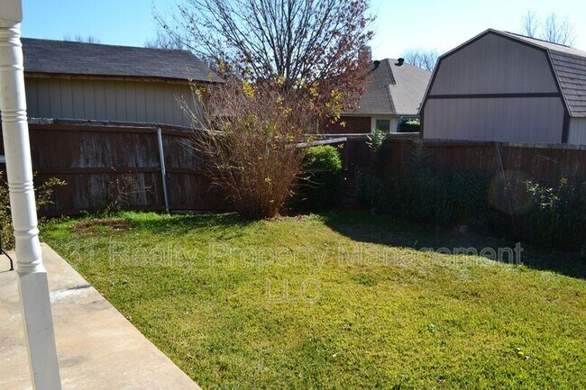 Building Photo - 310 Crestview Dr