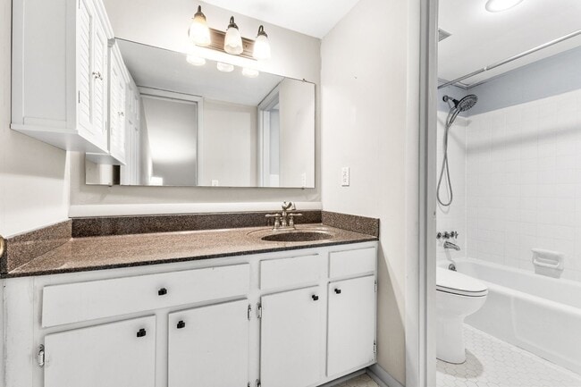 Building Photo - Discover the most affordable home in Belle Forest, located in Nashville's highly coveted 37221 zi...