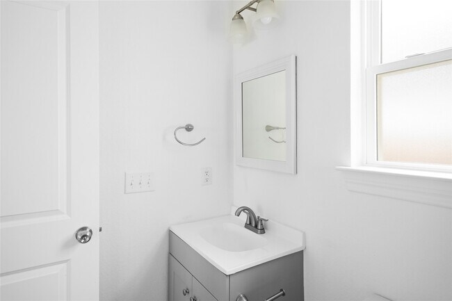 Building Photo - 16894 Balmoral St