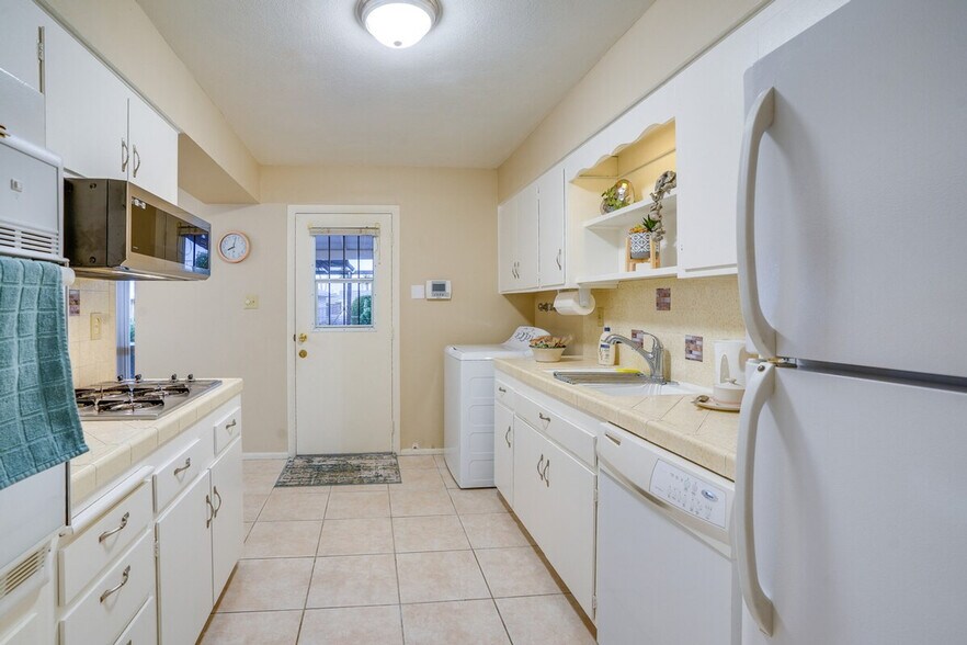Building Photo - 11662 N Hacienda Dr