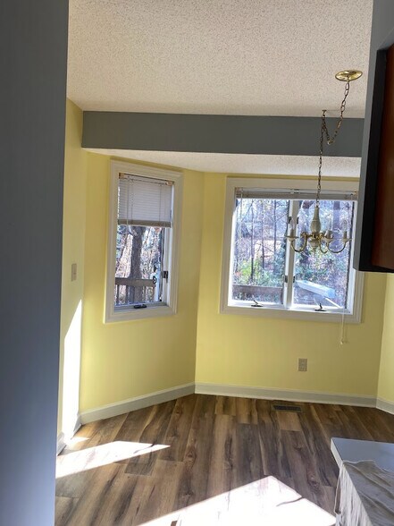 Building Photo - Room in Apartment on Knollwood Dr