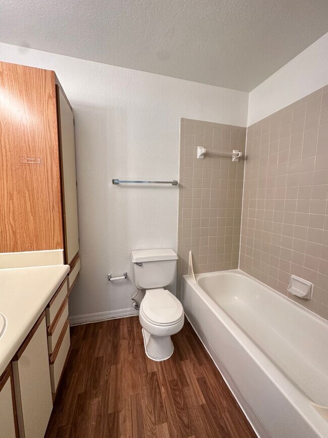 Building Photo - MOVE IN SPECIAL !!2 BEDROOM 1 BATHROOM CON...