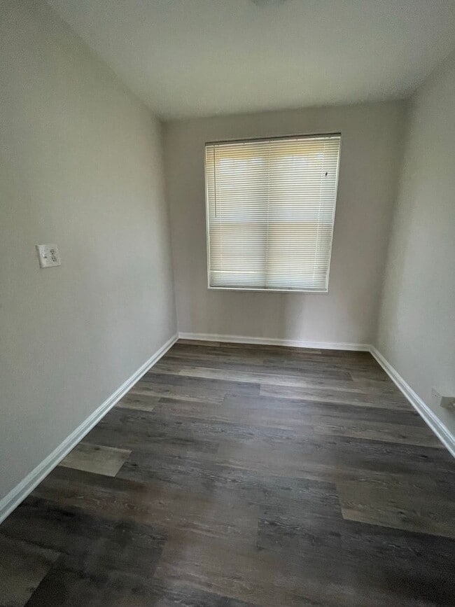 Building Photo - $500 off the First Months Rent!!!!! 1 Bedroom 1 Bath Condo at McDaniel Heights in the Heart of Hi...