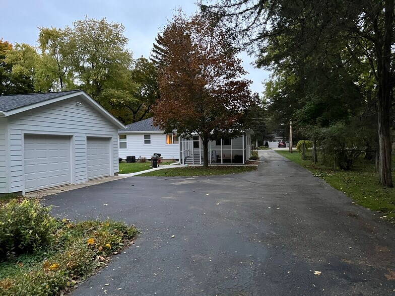 24x24 Garage - 1445 N Breezeland Rd