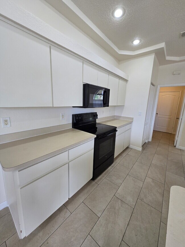 Building Photo - "Charming 3-Bed, 2-Bath Haven in Spring Hill – Your Perfect Florida Retreat!"