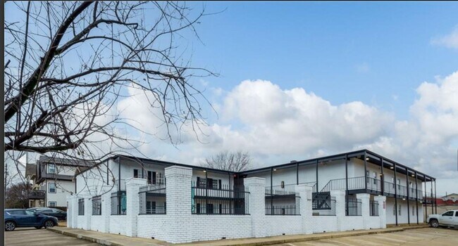 Building Photo - Just a few blocks from Bryant Denny Stadiu...