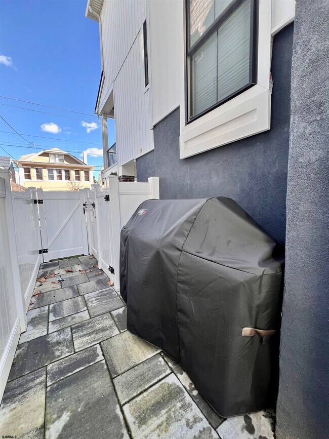 Building Photo - 16 A S Fredericksburg Ave