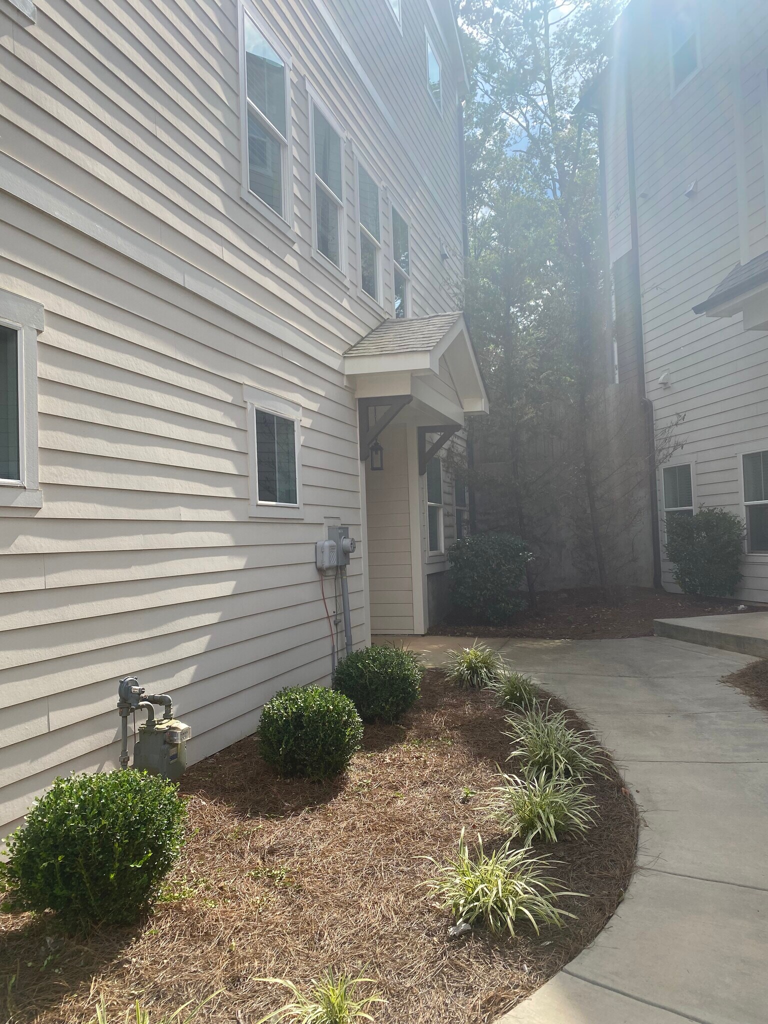 Building Photo - 2556 Vail Ave