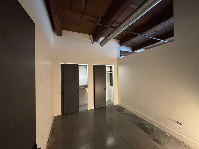 Building Photo - 2061 N Southport Ave
