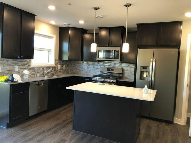 Building Photo - Awesome woodbury townhouse available!