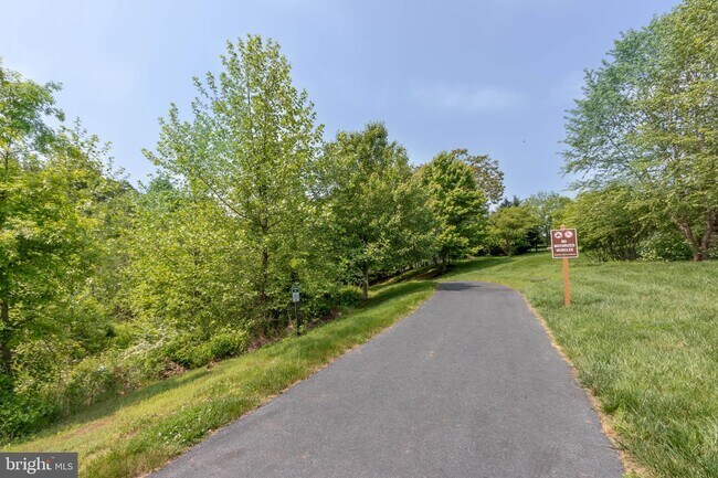 Building Photo - 8061 Side Hill Dr