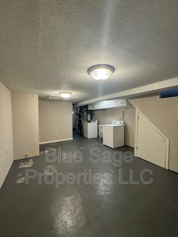 Building Photo - 228 W Wyncliffe Ave