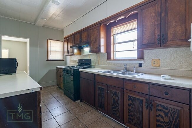Building Photo - Spacious 2 Bed + Flex Space – Perfect Room...