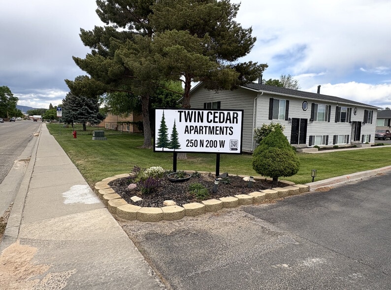 Building Photo - Twin Cedar Apartments -Furnished / Short Term