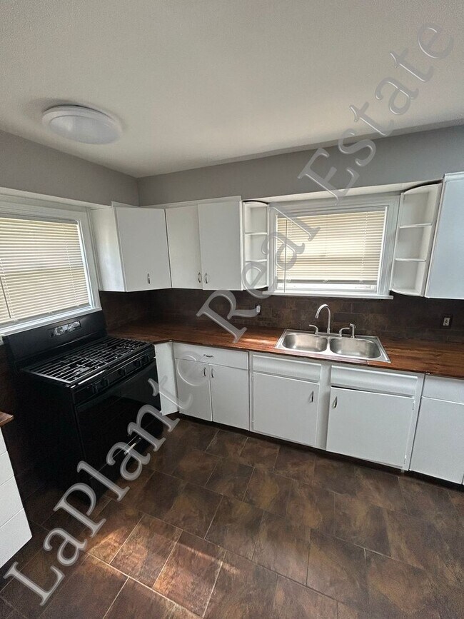 Building Photo - Charming 2-Bedroom Home in Toledo – Cozy &...