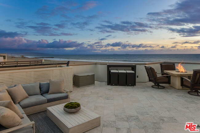 Building Photo - 6209 Ocean Front Walk