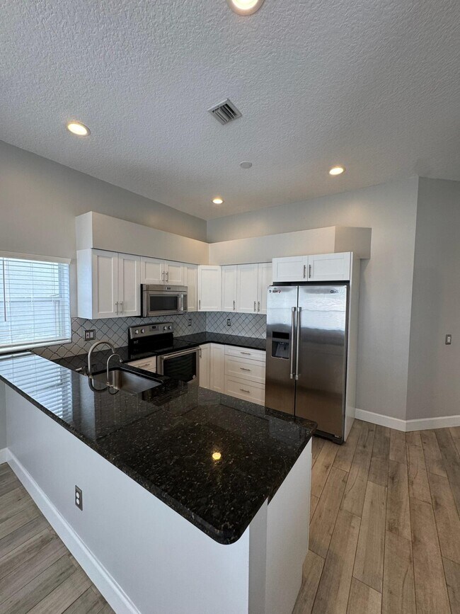 Building Photo - 12872 Meadowbend Dr