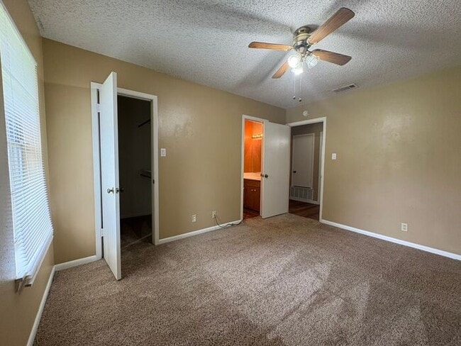 Building Photo - Available Now! Charming 2 Bed, 2 Bath Dupl...