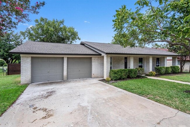 Building Photo - 1700 Deep Wood Dr