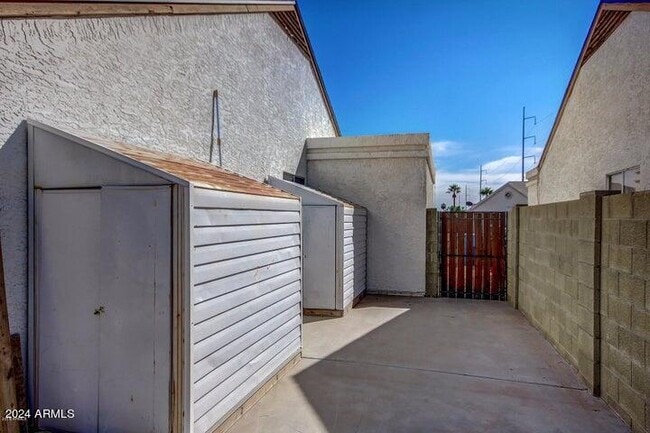 Building Photo - 1208 E Wickieup Ln