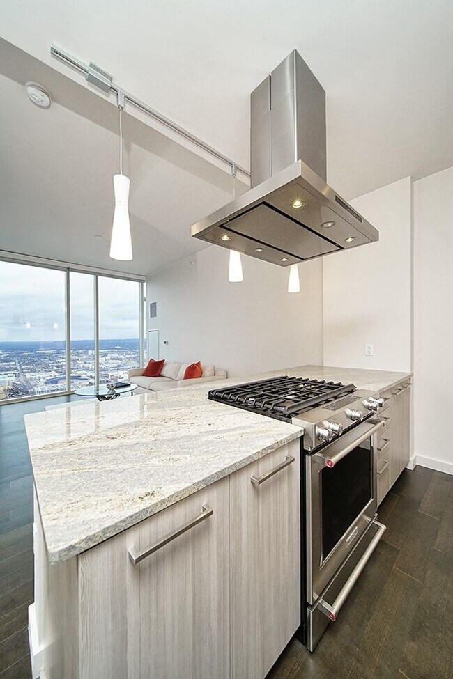 Building Photo - Stunning 505 Condo!