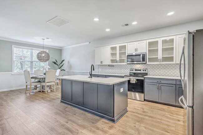 Building Photo - 132 McClellan Way