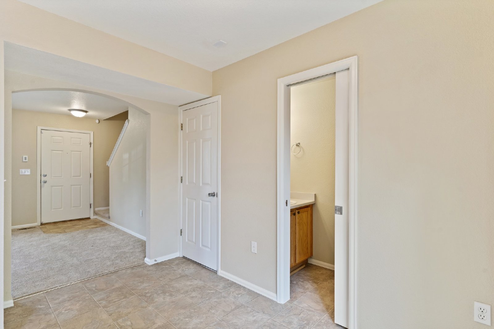 Building Photo - Move-In Ready 2-Bed Townhome with A/C & Fi...