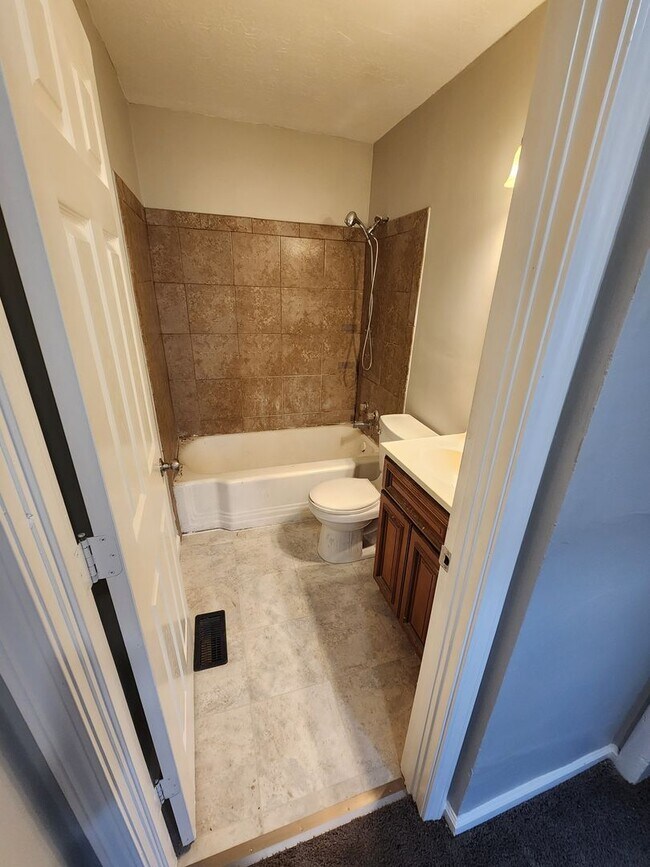 Building Photo - Freshly painted 2 bedroom 1 bath with a detached garage!