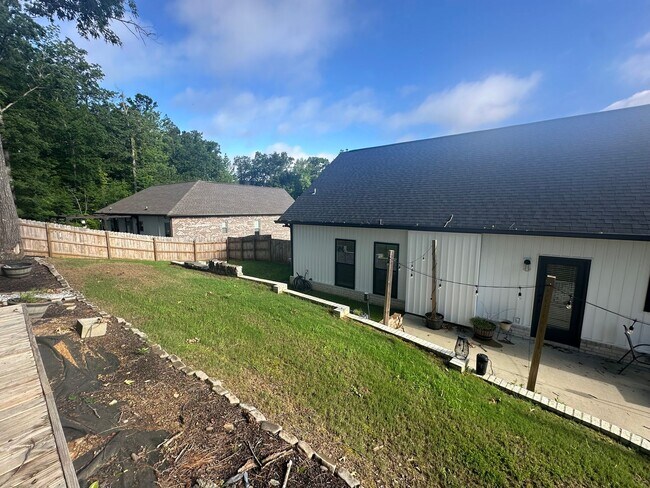 Building Photo - Stunning 4BR/2BA Home in Legacy Hill Estates