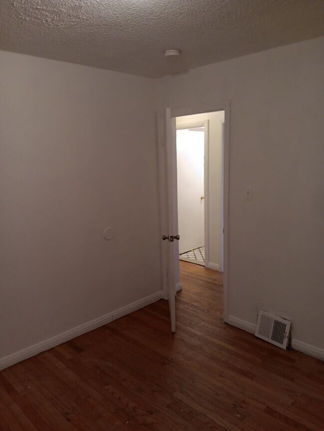 Building Photo - Quaint 3 bedroom home