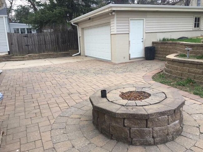 Primary Photo - Aksarben/UNO 4 bed 2 bath with gas firepit 2 car