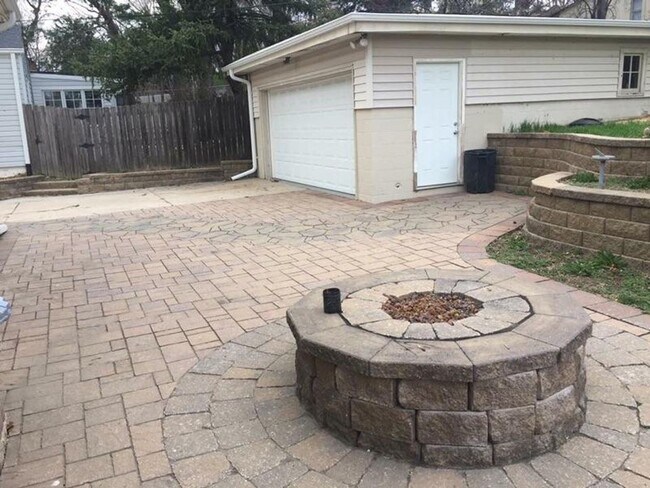 Building Photo - Aksarben/UNO 4 bed 2 bath with gas firepit...