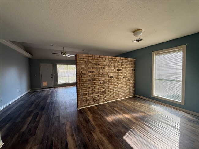 Building Photo - 523 Earls Ct Dr