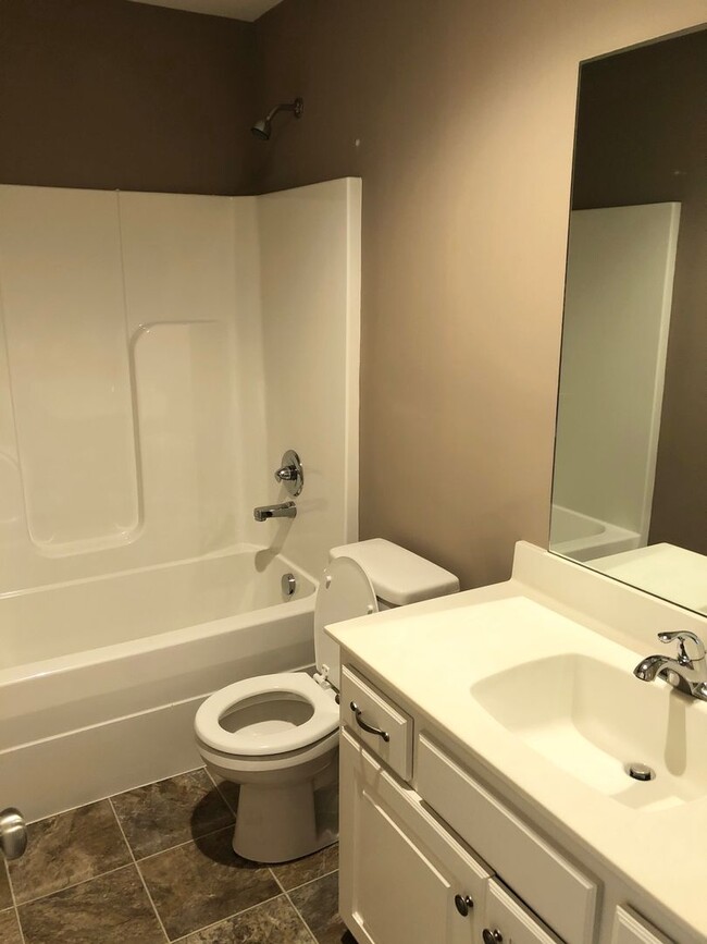 Building Photo - 3 Bed Townhome Grain Valley