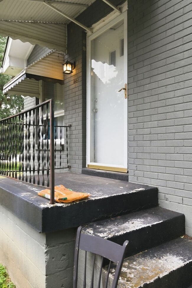 Building Photo - Two Bedroom/One Bathroom Duplex Unit
