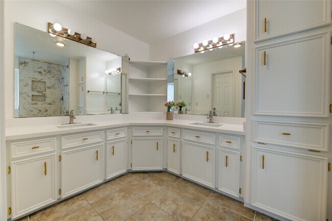 Building Photo - 902 Mesa Terrace Dr