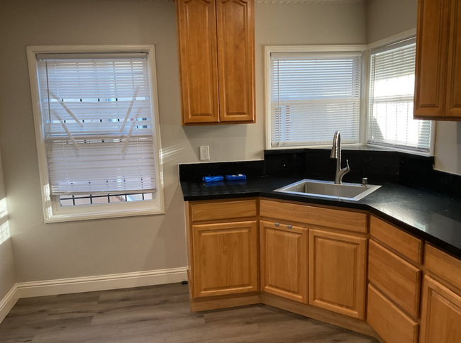 Building Photo - 2 bedroom 1 bath Duplex unit w/remodeled k...