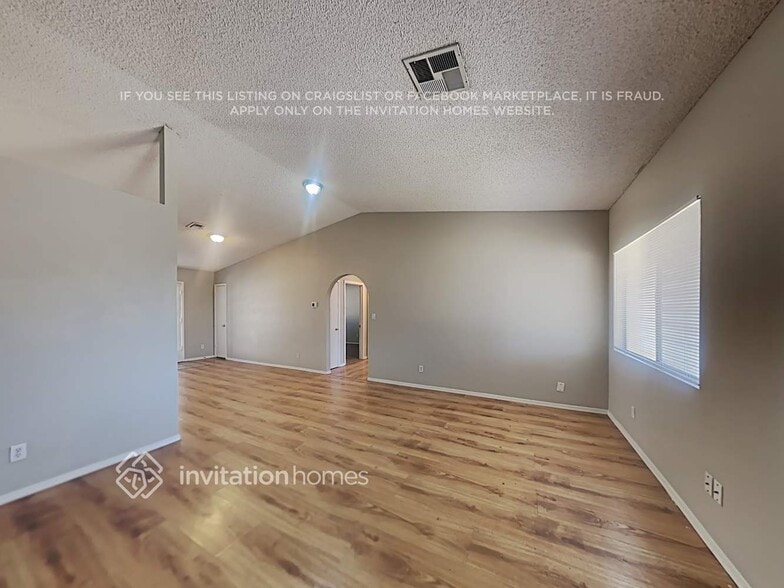 Building Photo - 10322 W Calle Del Oro