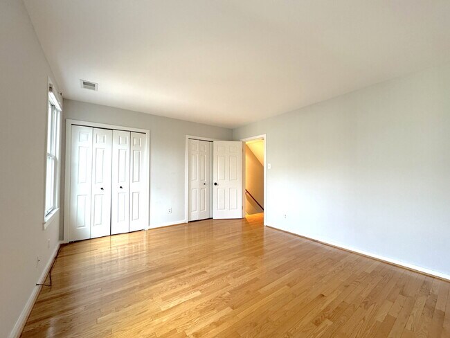 Building Photo - Premier Del Ray Townhome: Steps from The Avenue