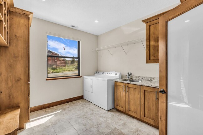 Building Photo - Stunning Mountain Retreat