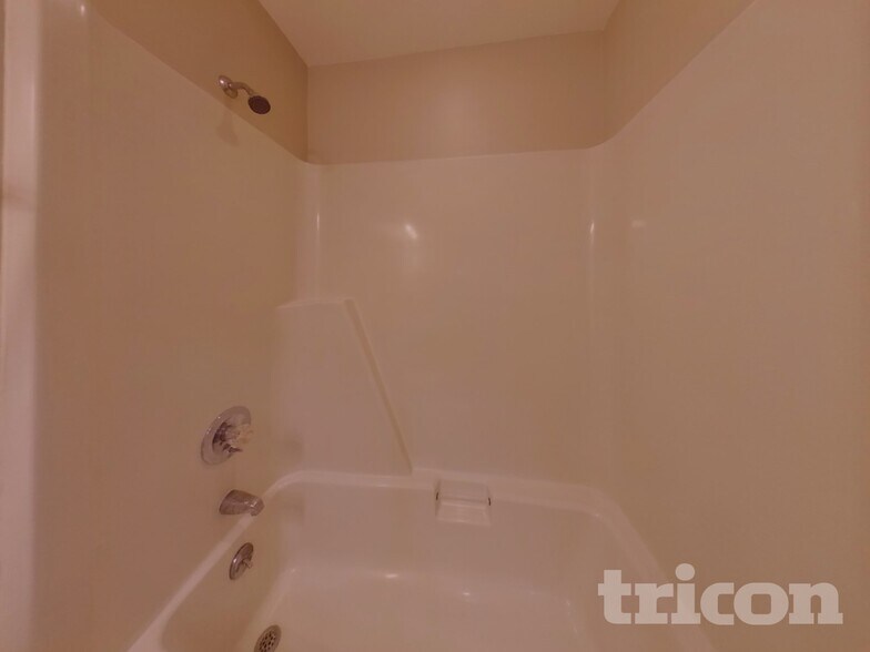 Building Photo - 4901 Farmview Dr